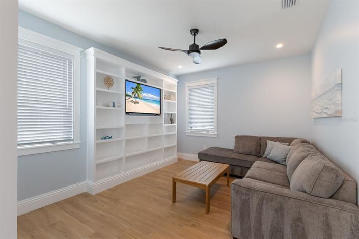 Image No.18-6 Bed Property for sale