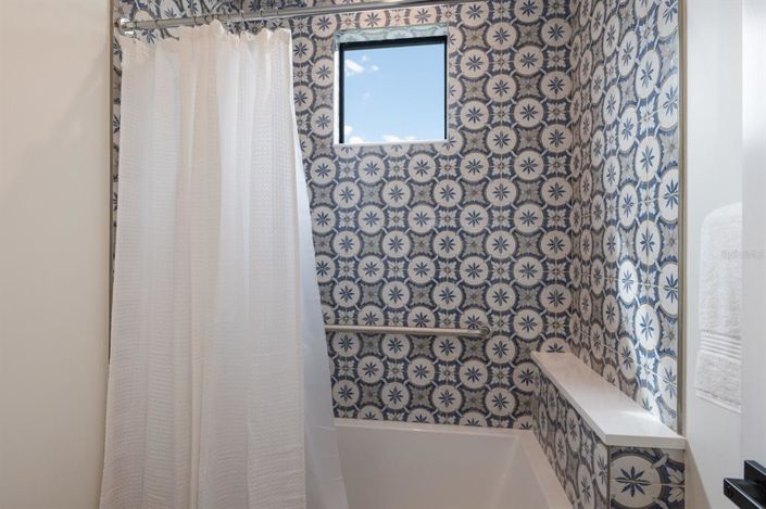 Image No.23-6 Bed Property for sale