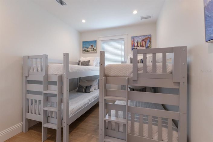 Image No.25-6 Bed Property for sale