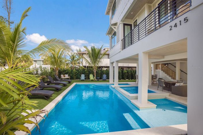 Image No.52-6 Bed Property for sale