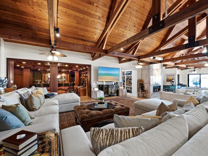 Image No.12-8 Bed Property for sale