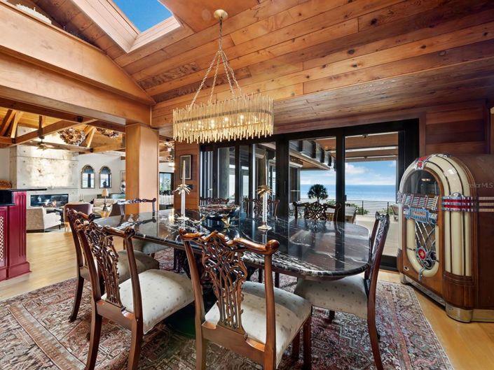 Image No.18-8 Bed Property for sale