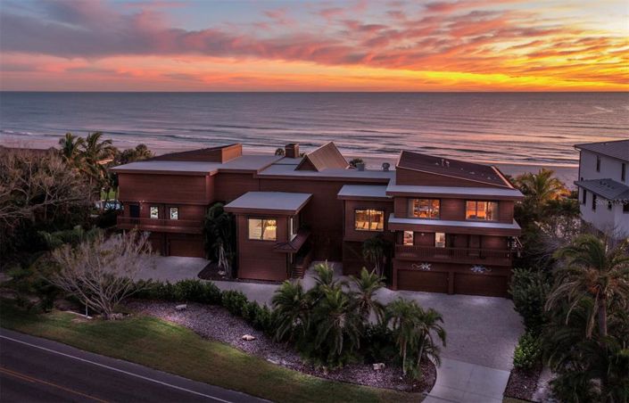 Image No.2-8 Bed Property for sale