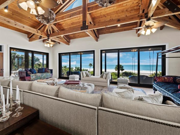 Image No.20-8 Bed Property for sale