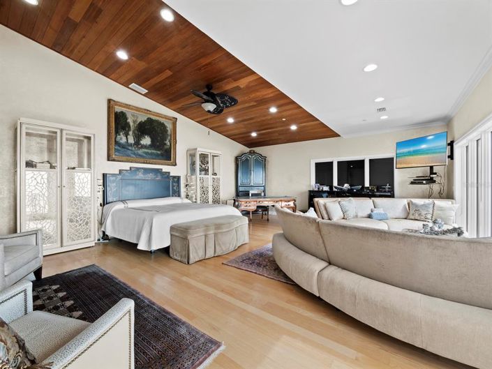 Image No.28-8 Bed Property for sale