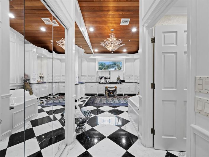 Image No.34-8 Bed Property for sale