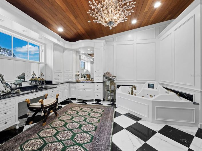 Image No.36-8 Bed Property for sale