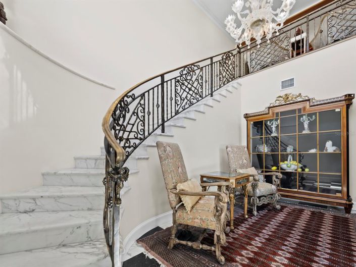 Image No.7-8 Bed Property for sale