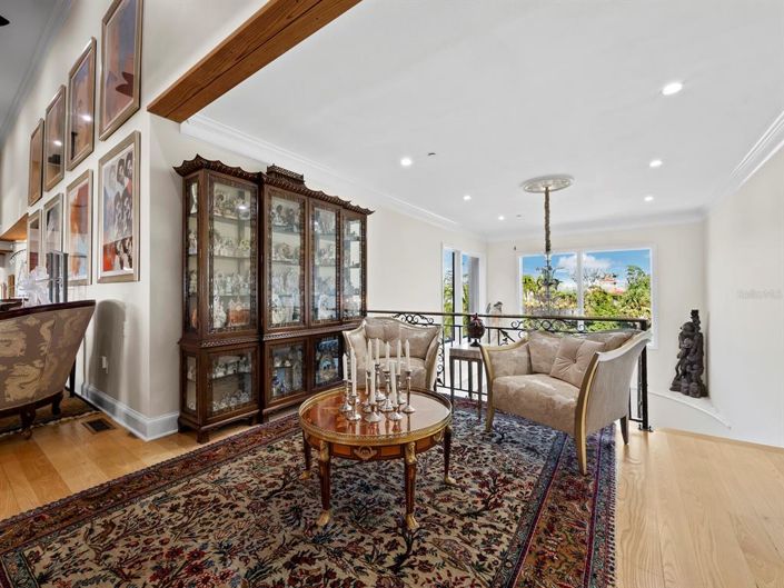 Image No.8-8 Bed Property for sale