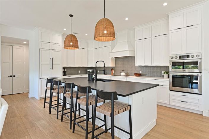 Image No.16-4 Bed Property for sale