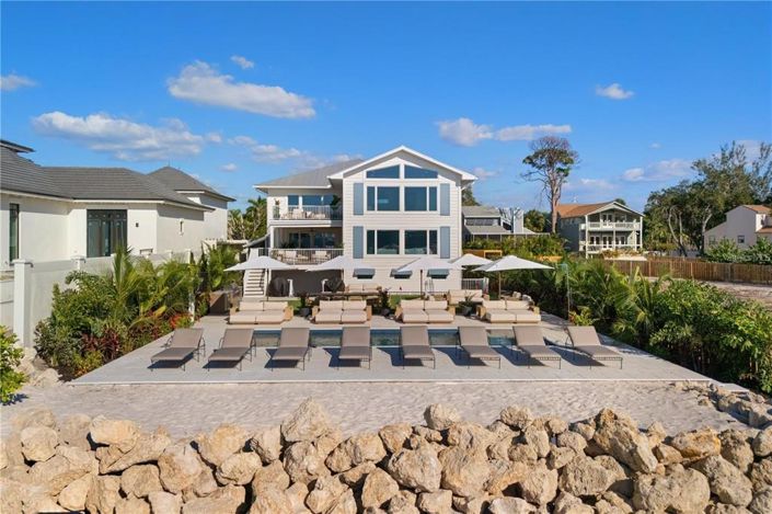 Image No.13-6 Bed Property for sale