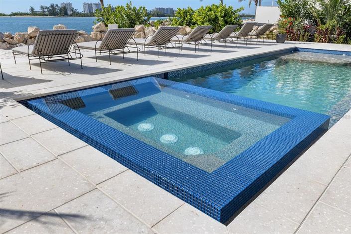 Image No.25-6 Bed Property for sale