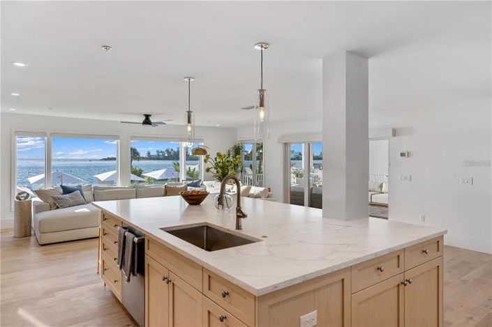 Image No.45-6 Bed Property for sale