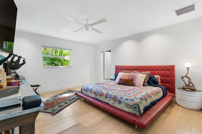 Image No.17-3 Bed Property for sale