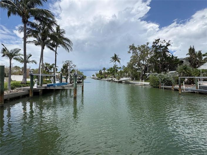 Image No.12-6 Bed Property for sale