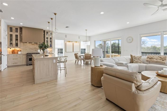 Image No.10-5 Bed Property for sale