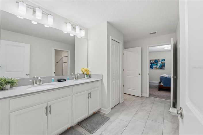 Image No.33-8 Bed Property for sale