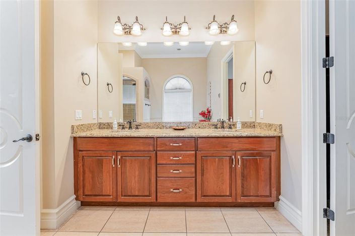 Image No.25-5 Bed Property for sale