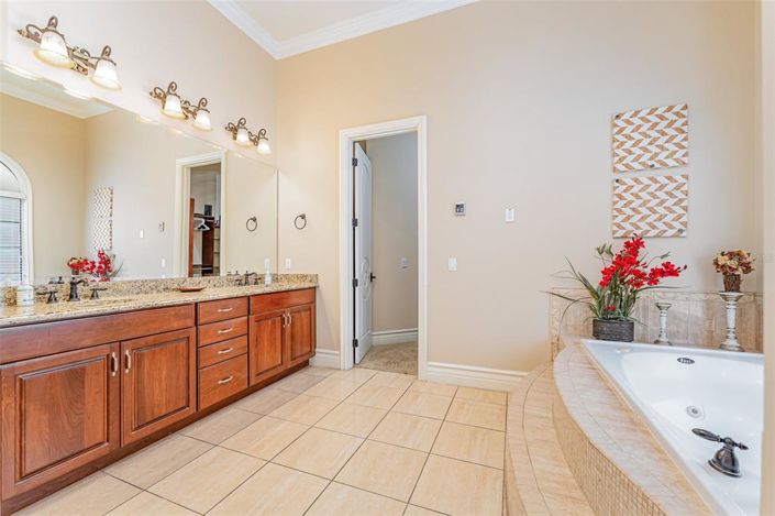 Image No.27-5 Bed Property for sale