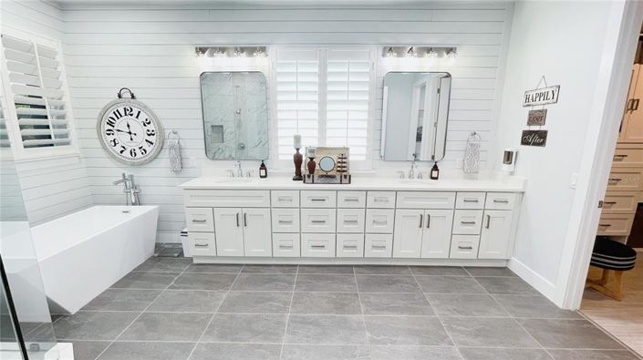 Image No.10-6 Bed Property for sale