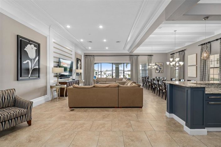 Image No.12-8 Bed Property for sale