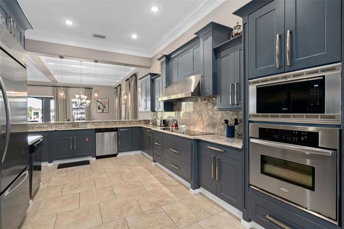 Image No.20-8 Bed Property for sale