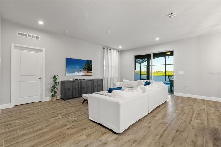 Image No.17-5 Bed Property for sale