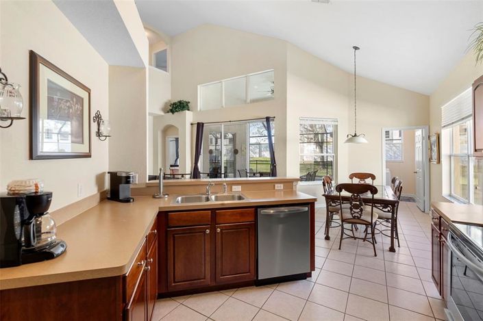 Image No.8-5 Bed Property for sale