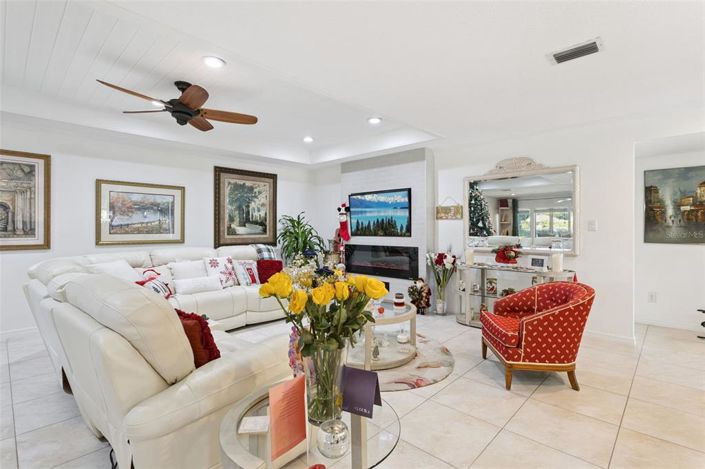 Image No.10-2 Bed Property for sale