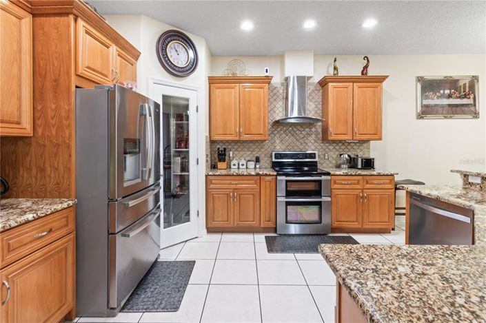 Image No.26-5 Bed Property for sale