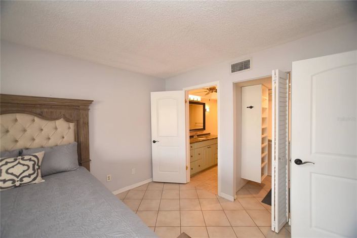 Image No.10-2 Bed Property for sale