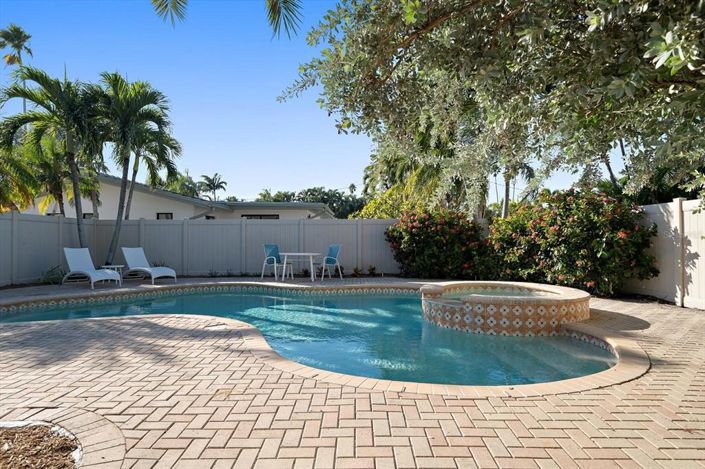 Image No.40-3 Bed Property for sale