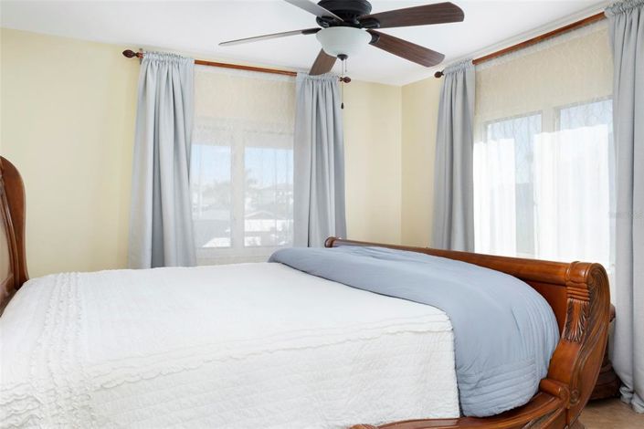 Image No.28-3 Bed Property for sale