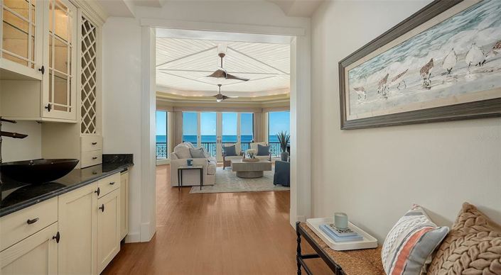 Image No.14-6 Bed Property for sale