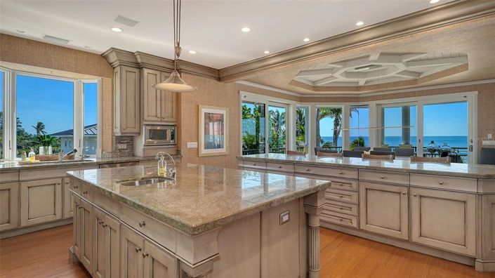 Image No.20-6 Bed Property for sale