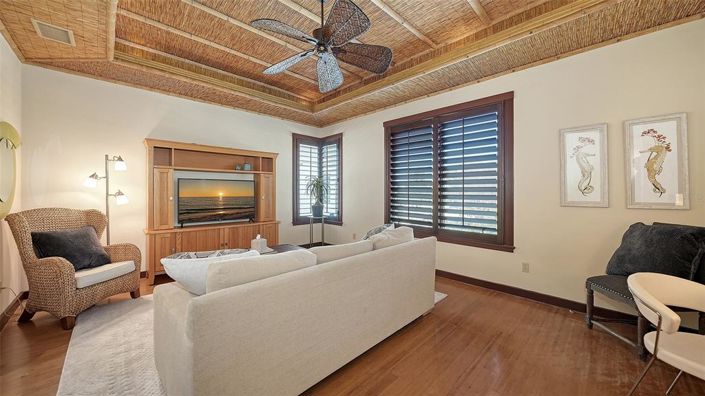 Image No.26-6 Bed Property for sale