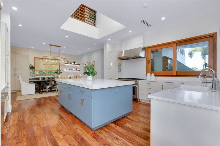 Image No.10-5 Bed Property for sale