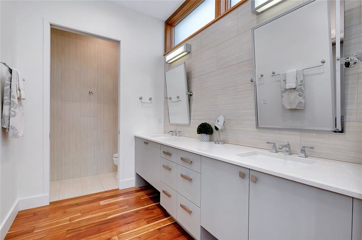 Image No.20-5 Bed Property for sale