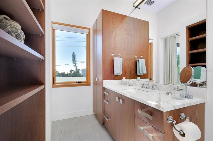 Image No.24-5 Bed Property for sale