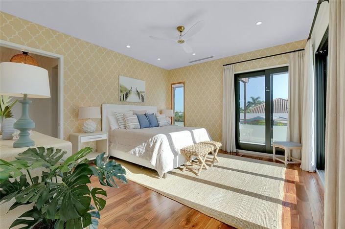 Image No.28-5 Bed Property for sale