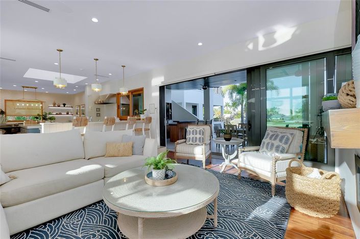 Image No.9-5 Bed Property for sale