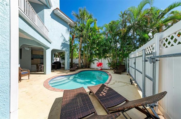 Image No.37-3 Bed Property for sale