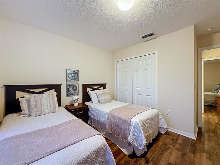 Image No.40-5 Bed Property for sale