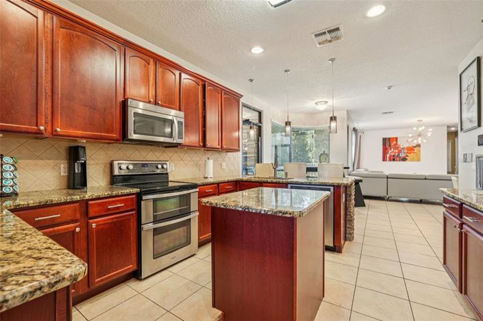 Image No.24-5 Bed Property for sale