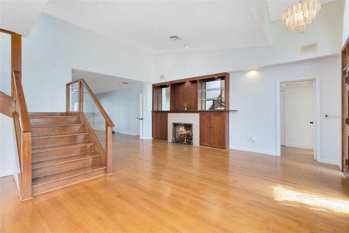 Image No.2-5 Bed Property for sale