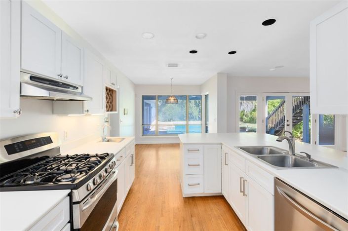 Image No.8-5 Bed Property for sale