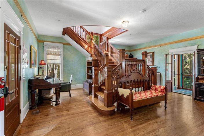 Image No.20-6 Bed Property for sale