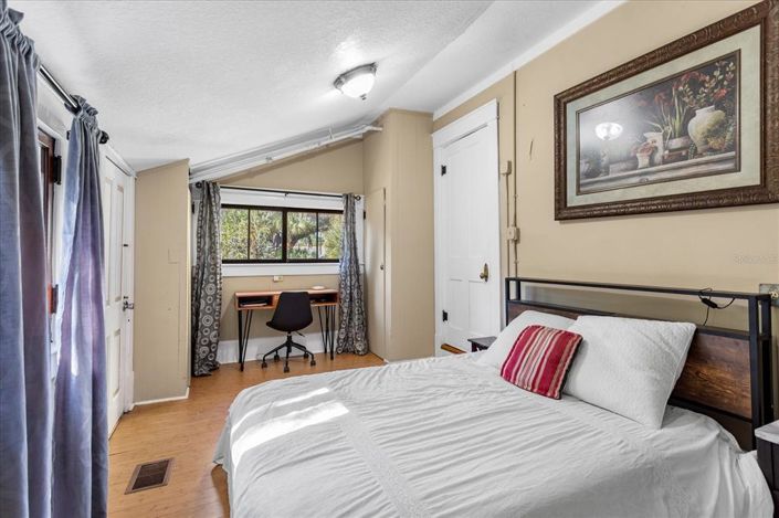 Image No.43-6 Bed Property for sale