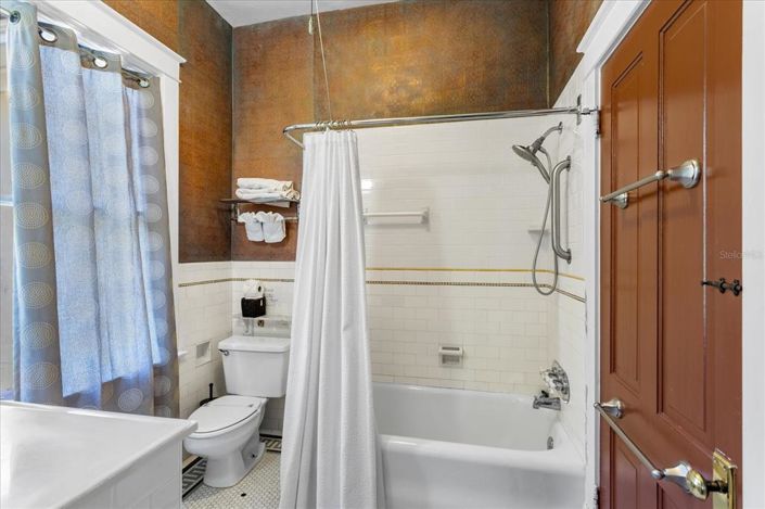 Image No.60-6 Bed Property for sale