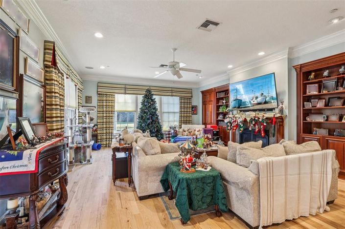 Image No.20-7 Bed Property for sale